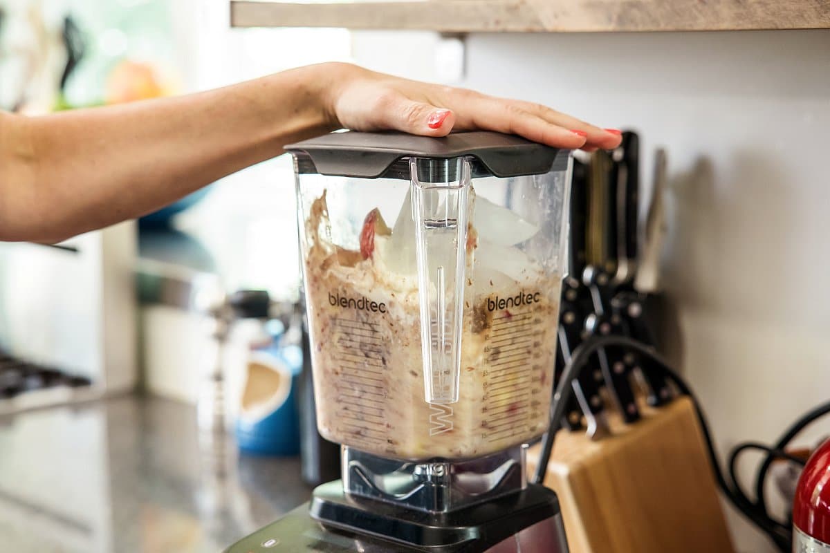 blending apple cinnamon smoothie