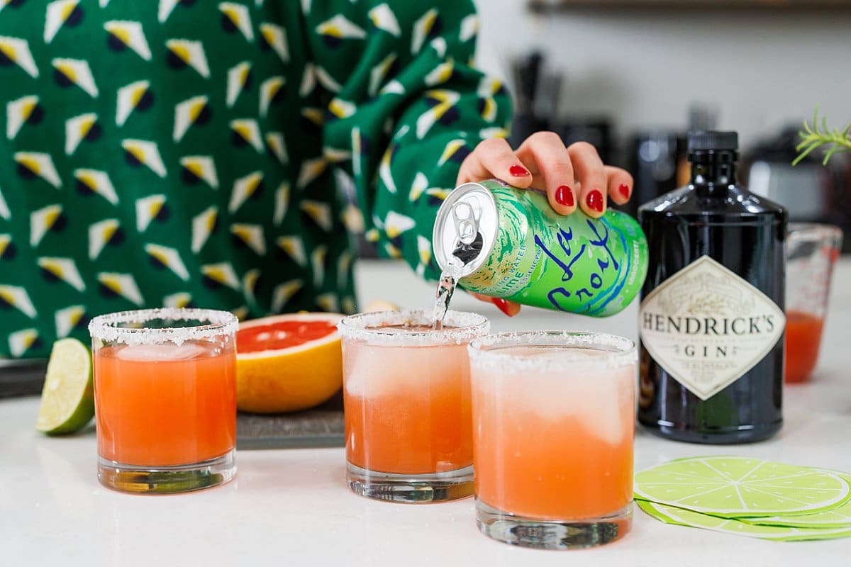 Pouring la croix into cocktail.